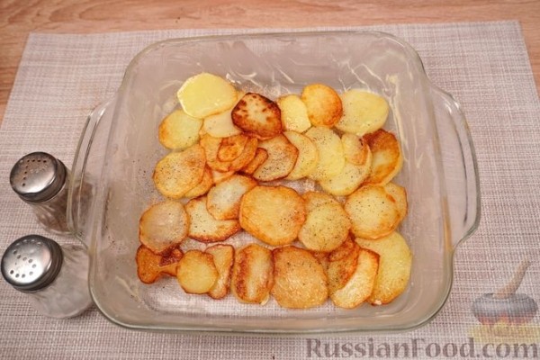 Молодой картофель, запечённый с кабачками и помидорами