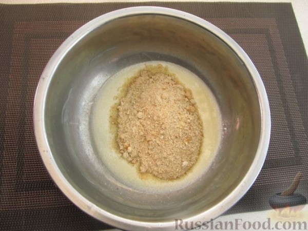 Кабачки, запечённые с сыром, сметаной и яйцами, под сухарной корочкой
