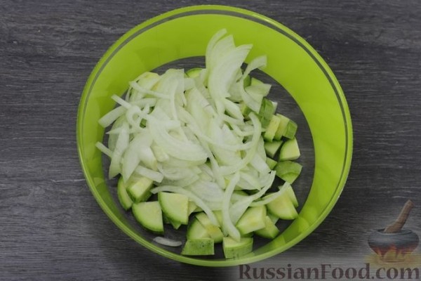Фрикадельки, запечённые с кабачками и консервированной кукурузой