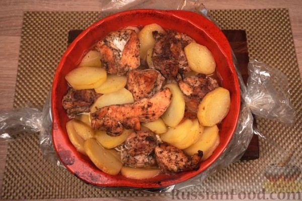 Курица, запечённая с картофелем, крыжовником и вином