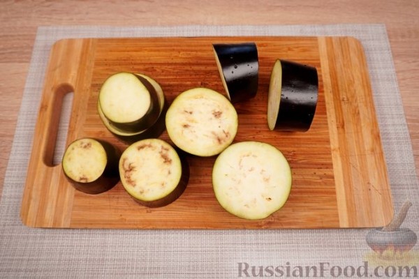 Баклажаны, фаршированные помидорами, яйцами и брынзой