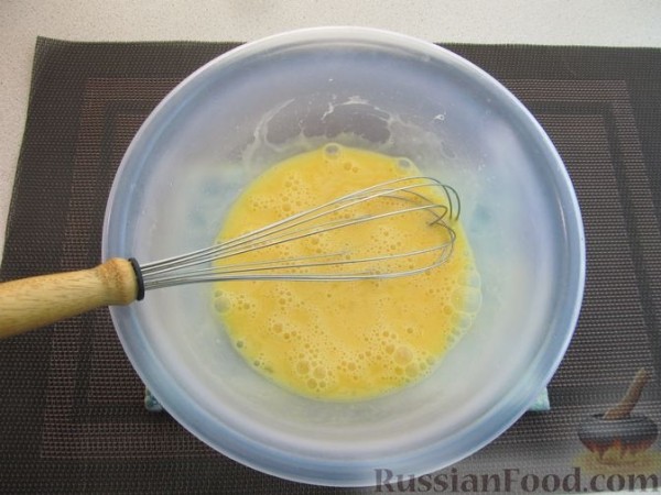 Кабачки, запечённые с сыром, сметаной и яйцами, под сухарной корочкой