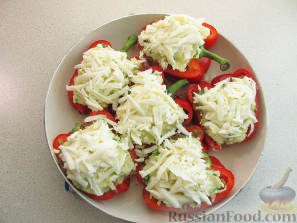 Запечённый перец, фаршированный картофельным пюре и мясом
