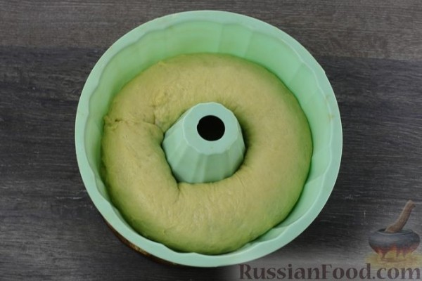 Сдобный рулет с орехово-медовой начинкой