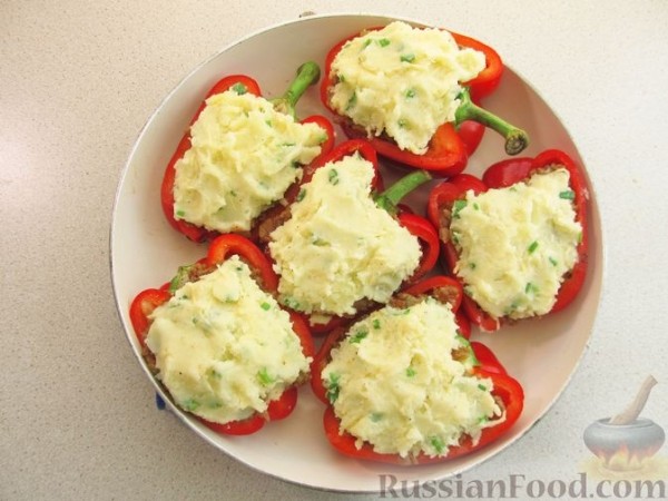 Запечённый перец, фаршированный картофельным пюре и мясом