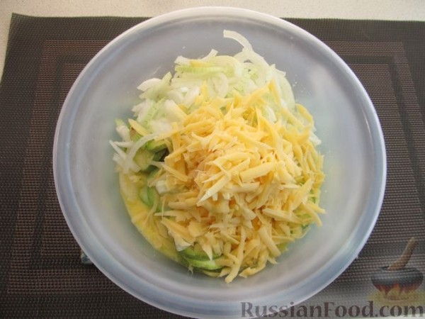 Кабачки, запечённые с сыром, сметаной и яйцами, под сухарной корочкой