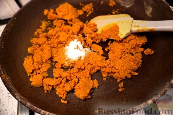 Солёные булочки с начинкой из обжаренной муки и пряностей