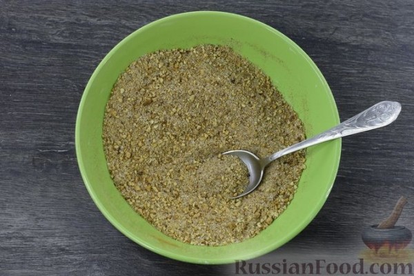 Сдобный рулет с орехово-медовой начинкой
