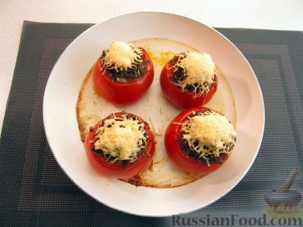 Запечённые помидоры, фаршированные фаршем и гречкой