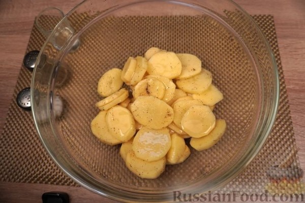 Курица, запечённая с картофелем, крыжовником и вином