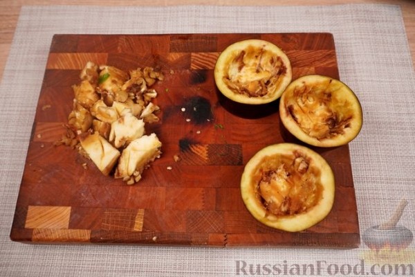 Баклажаны, фаршированные помидорами, яйцами и брынзой
