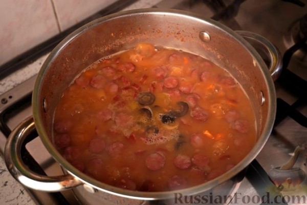Чечевичный суп с копчёными колбасками