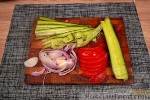 Гирос с красной рыбой и соусом песто