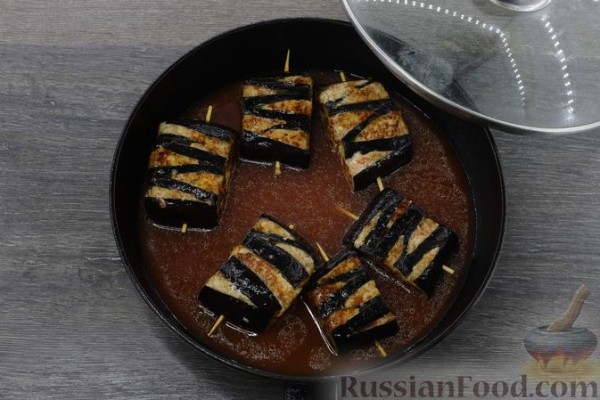 Баклажаны-гармошки с фаршем, тушенные в томатном соусе