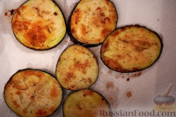 Жареные баклажаны с помидорами и соусом "Муждей"