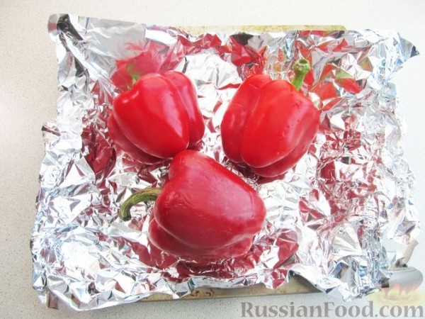 Печёный перец с чесноком, орехами и изюмом