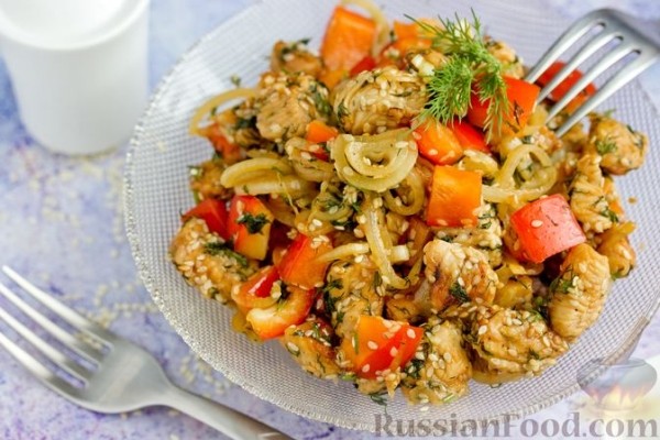 Салат с индейкой, сладким перцем и кунжутом