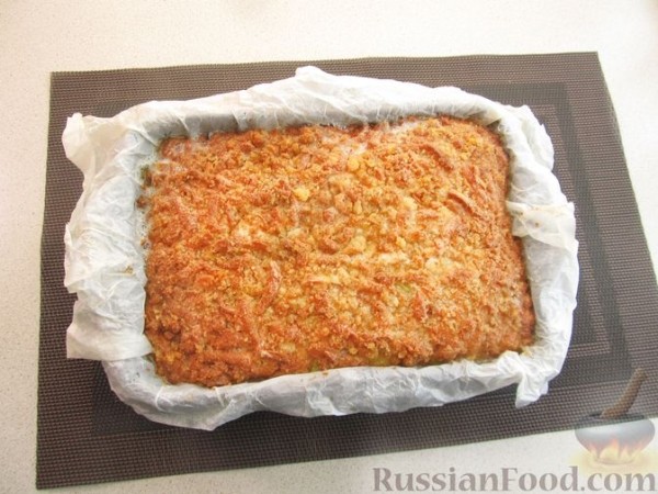 Кабачки, запечённые с сыром, сметаной и яйцами, под сухарной корочкой