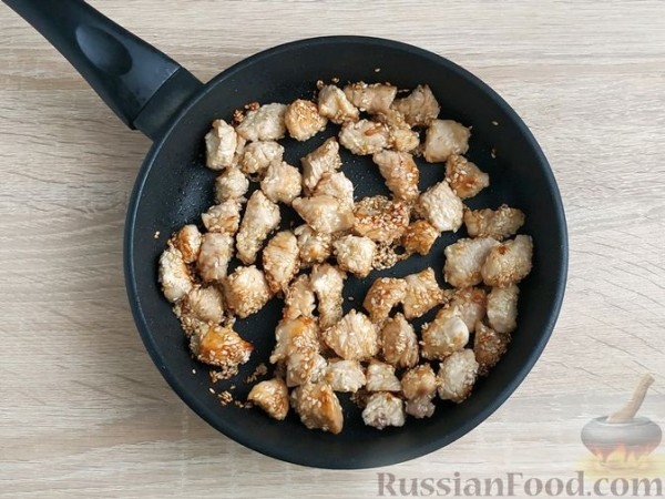 Салат с индейкой, сладким перцем и кунжутом