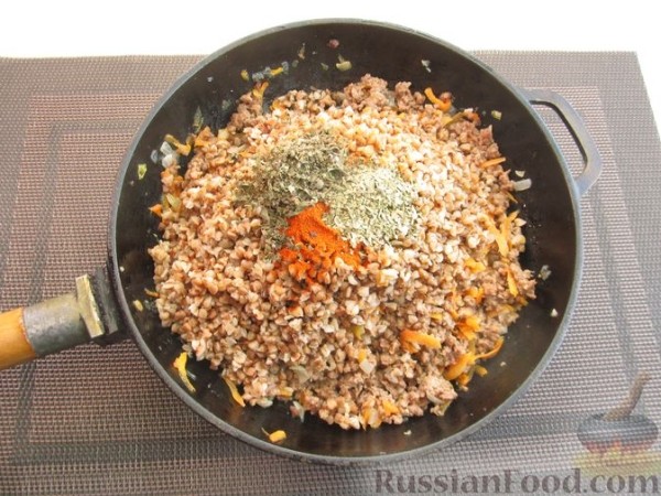 Запечённые помидоры, фаршированные фаршем и гречкой