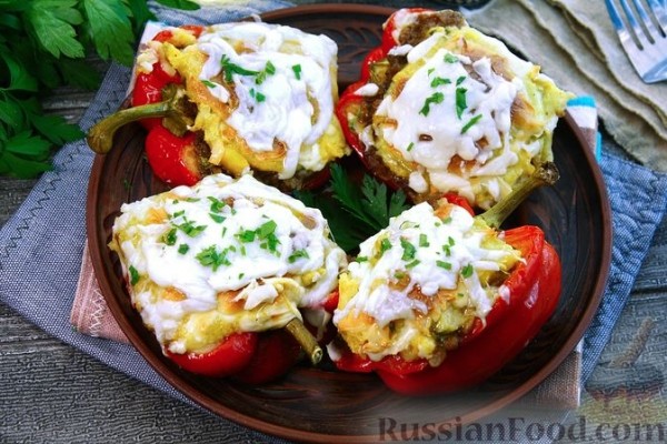 Запечённый перец, фаршированный картофельным пюре и мясом