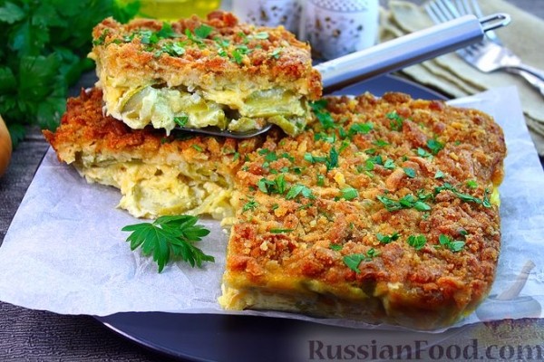 Кабачки, запечённые с сыром, сметаной и яйцами, под сухарной корочкой