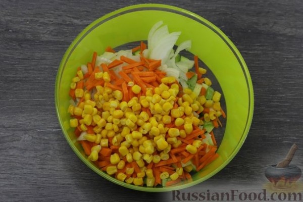 Фрикадельки, запечённые с кабачками и консервированной кукурузой