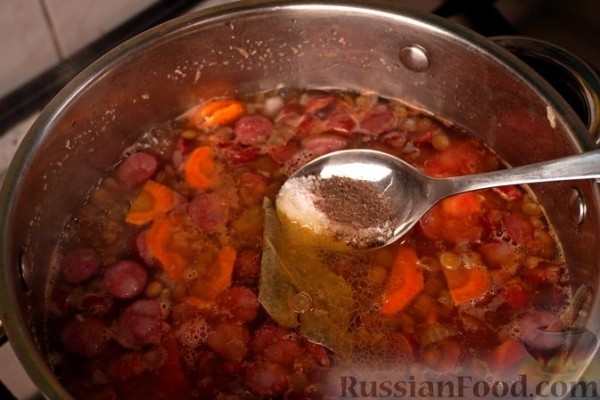 Чечевичный суп с копчёными колбасками