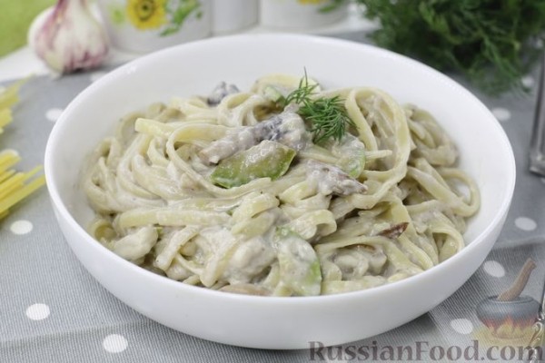 Лапша с грибами и кабачками в сливочном соусе