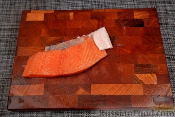 Гирос с красной рыбой и соусом песто