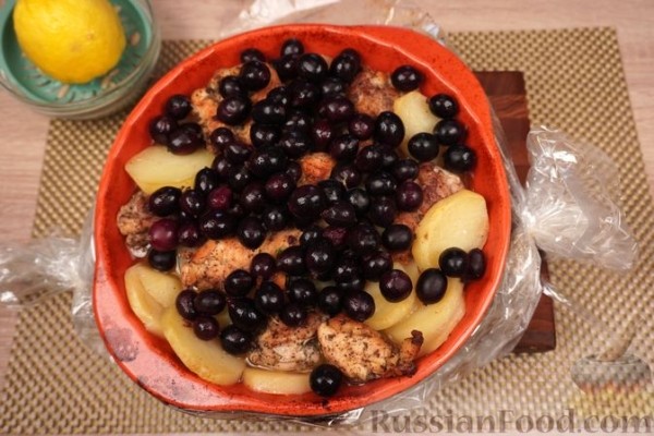 Курица, запечённая с картофелем, крыжовником и вином