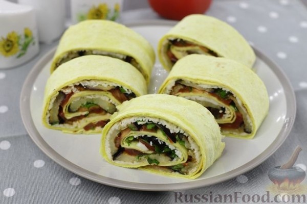 Рулетики из лаваша с баклажанами, помидорами и сыром