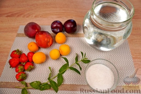 Компот с абрикосами, персиками, сливами и клубникой