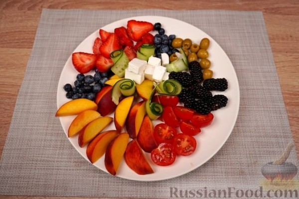 Греческий салат с фруктами и ягодами