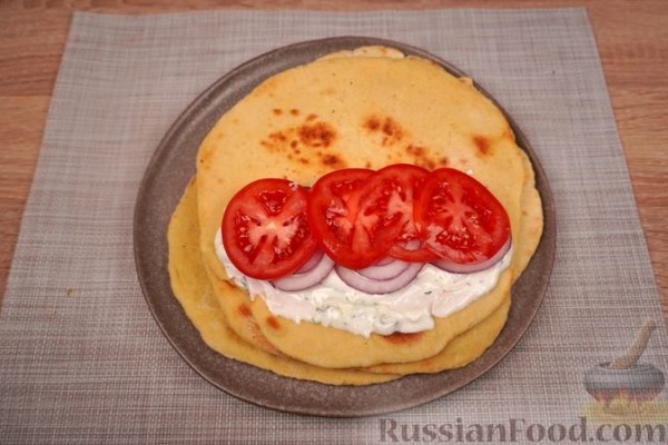 Гирос с белой рыбой и соусом дзадзики