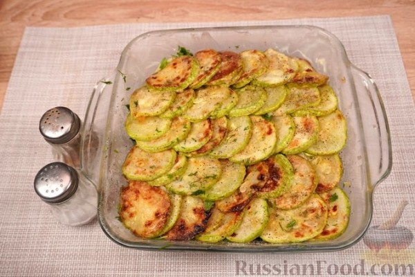 Молодой картофель, запечённый с кабачками и помидорами