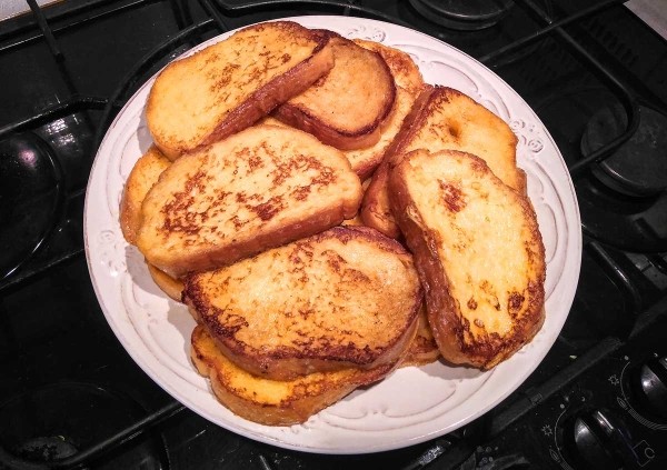 Гренки с яйцом и молоком на сковороде