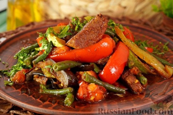 Говядина, тушенная с овощами и стручковой фасолью