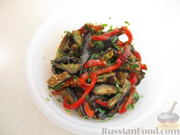 Закуска из жареных баклажанов и перца
