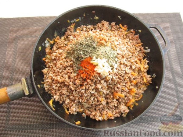 Запечённые помидоры, фаршированные фаршем и гречкой