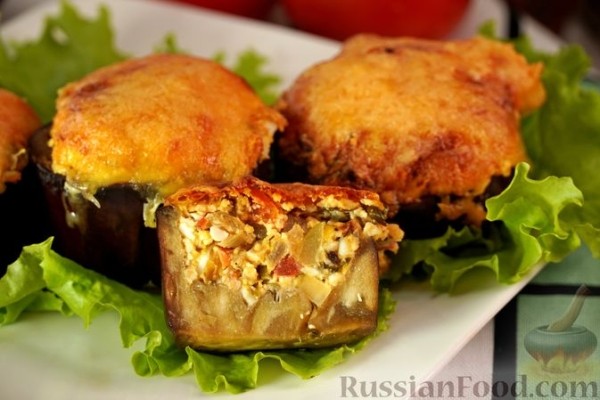 Баклажаны, фаршированные помидорами, яйцами и брынзой