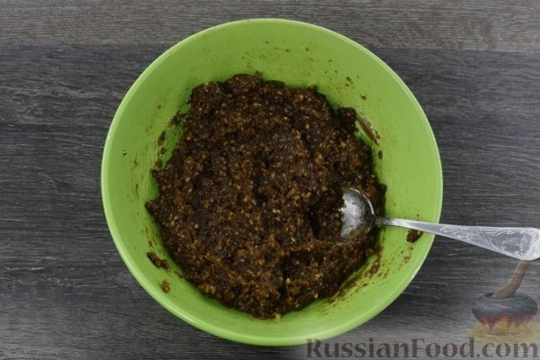 Сдобный рулет с орехово-медовой начинкой