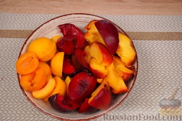 Компот с абрикосами, персиками, сливами и клубникой