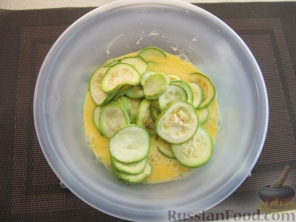 Кабачки, запечённые с сыром, сметаной и яйцами, под сухарной корочкой