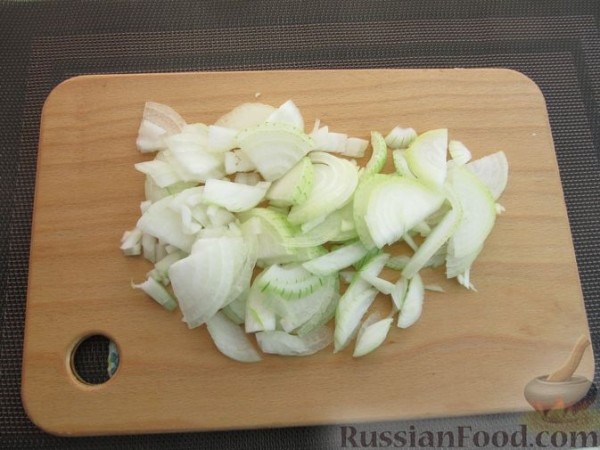 Кабачки, запечённые с сыром, сметаной и яйцами, под сухарной корочкой