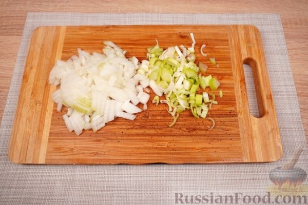 Баклажаны, фаршированные помидорами, яйцами и брынзой
