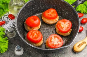 Котлеты с сыром и помидорами