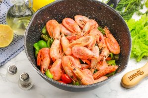 Креветки с овощами