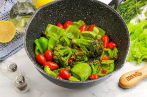 Креветки с овощами