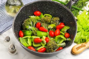 Креветки с овощами